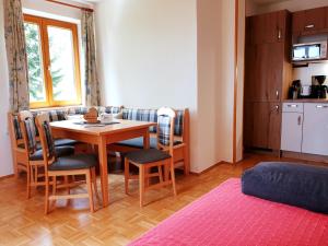 Obergösel尤利包恩霍夫膳食公寓的客厅设有餐桌和椅子