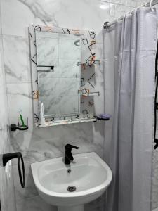 GarniGuest House SAMAN的白色的浴室设有水槽和镜子