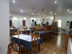 大里贝拉Hotel Ribeira Grande的一间带桌椅的用餐室和一间厨房