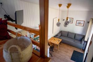 EberswaldeTiny House 300 Meter vom Zentrum entfernt的客厅配有沙发和桌子