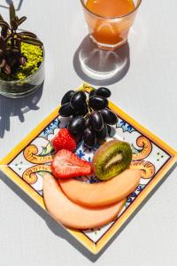 利莫内-苏尔加达洛坎达俄索洛加尼酒店的桌上的水果和蔬菜盘