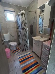 库伦瓦库夫Kuca za odmor Una-Mia的一间带水槽和卫生间的小浴室