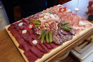 尚佩里Chalet le Grenier des Crosets的桌子上放着一盘肉和蔬菜的盘子