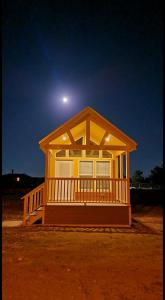 瓦莱073 Tiny Home nr Grand Canyon South Rim Sleeps 8的天空中的一个月亮的黄色小房子
