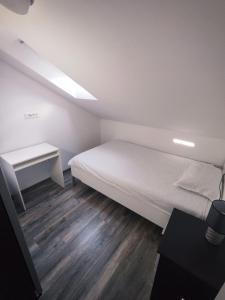 锡尼Apartment Loft的一间小卧室,配有一张床和一张书桌