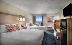 默特尔比奇Surfside Beach Oceanfront Hotel的酒店客房设有两张床和电视。
