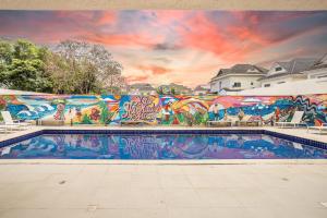 里约热内卢Americas Townhouse Hotel的一座带游泳池的建筑的侧面壁画