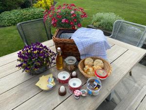 梅珀尔De Susel的一张野餐桌,上面有一篮子的食物和鸡蛋