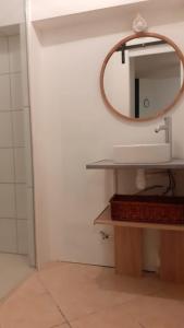 拉吉约勒Studio au cœur de Laguiole的一间带水槽和镜子的浴室