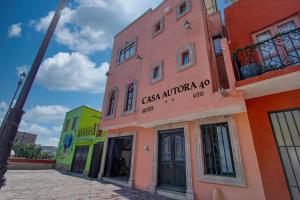 瓜纳华托Hotel Casa Autora 40的建筑的侧面有标志