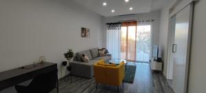 StrovolosZinas modern flat Nicosia的带沙发和黄色椅子的客厅