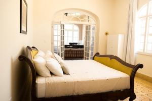 梅里达ConSentido Tamarindo的一间卧室配有带白色枕头的床