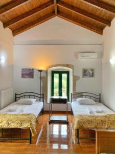 加瓦洛霍里翁Evaggelias Home Gavalochori的配有木天花板的客房设有两张床。