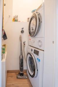 魏因海姆Klein aber Fein的洗衣房内的洗衣机和烘干机