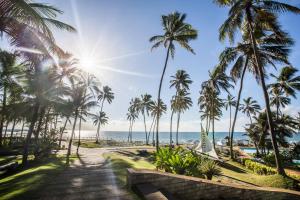 萨尔瓦多卡特萨巴度假酒店的通往棕榈树海滩和大海的路径
