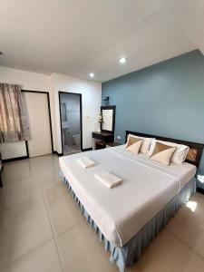 清迈旅行者客栈酒店的一间卧室设有一张蓝色墙壁的大床