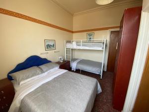 桑当Friends Hotel的一间卧室配有一张床和一张双层床。