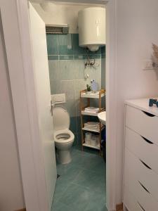洛夫兰Apartment Sea you的一间带卫生间和水槽的浴室