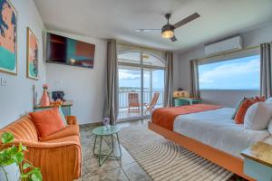 博卡斯德尔托罗博卡斯天堂酒店的一间卧室配有一张床,享有海景