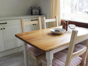 特拉森海德Finndorf的厨房里木桌,上面放着碗