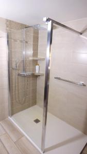 希索Chambre d'hôtes proche Chenonceau的浴室里设有玻璃门淋浴