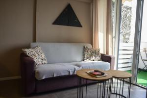佩萨罗Casa Mameli - Pesaro Centro/Mare的客厅配有沙发和桌子