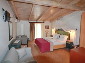 瓦西利基瓦西莉基湾酒店的酒店客房,配有床和沙发