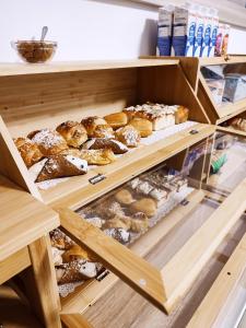 巴勒莫B&B VENTO DEL SUD的面包店,面包上有很多不同种类的面包