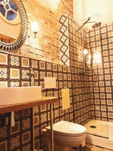 库尔迪加SĪMANIS Boutique Hotel的一间带卫生间和镜子的浴室