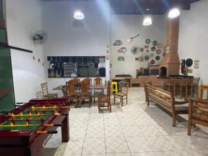 博伊图瓦Chácara Sossego do Vovô, Cond Vitassay - Boituva的一间带乒乓球桌和用餐室的房间