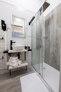 奥托纳DOMORA BEDROOMS的一间带水槽和淋浴的浴室