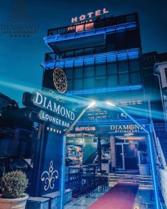 乌尔齐尼Diamond Hotel & Restaurant的一间有读钻石酒廊酒吧标志的餐厅