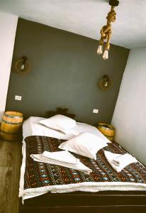 西蒙Voinescu House - Natural Living & Eating的一间卧室配有带白色床单和枕头的床。