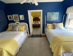 AppomattoxLongacre of Appomattox的蓝色墙壁客房的两张床