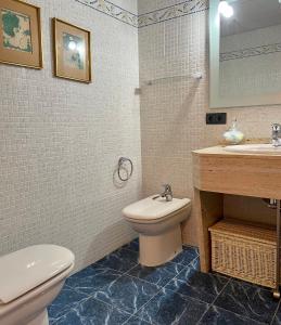 贝尼卡洛Puerto - Somhome的一间带卫生间和水槽的浴室