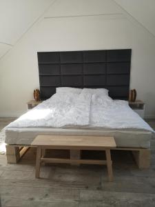 SkorzewoWilla Kaszubski Sendom的一间卧室配有一张大床和黑色床头板