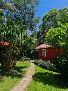 埃尔巴列德安通维拉维多利亚山林小屋的花园中的一个红色房子