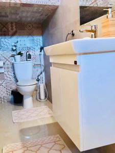 索维拉Duplex Calme cosy 5 minutes du centre d'Essaouira的浴室配有白色水槽和卫生间。