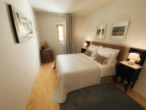 里斯本TM Luxury Apartments Lisbon的卧室配有白色床单和白色大床