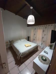 坦迪尔El Destino Casa de Descanso的一间卧室配有一张床和一张桌子