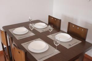 代尔特布雷El Racó de Yleth的餐桌,配有白板和酒杯