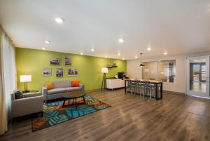 奥斯汀WoodSpring Suites Austin Central的客厅配有沙发和桌子