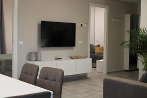瓦拉泽GF Holiday Suite 3的客厅设有壁挂式平面电视。