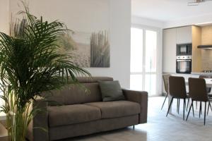瓦拉泽GF Holiday Suite 3的一间带棕色沙发的客厅和一间厨房