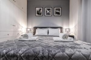 沃洛斯Luxury Beach House的一间卧室配有一张大床和两个枕头