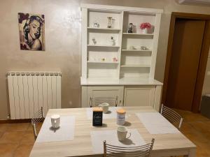 安杰利圣母Appartamento Antonietta-Assisi的一间带桌椅和书架的用餐室
