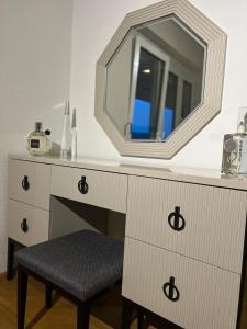 MurgEra Home Deluxe的梳妆台、镜子和凳子