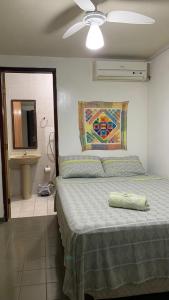 马塞约Pousada Querência Maceió的一间卧室配有床、镜子和水槽