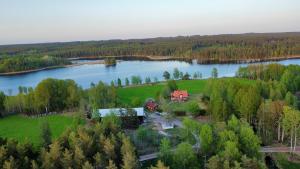 维默比Runeholm的享有湖畔房屋的空中景致