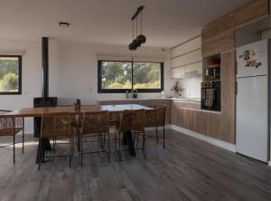 拉库布蕾Casa en la naturaleza con vistas a las Sierras的厨房配有桌椅和冰箱。